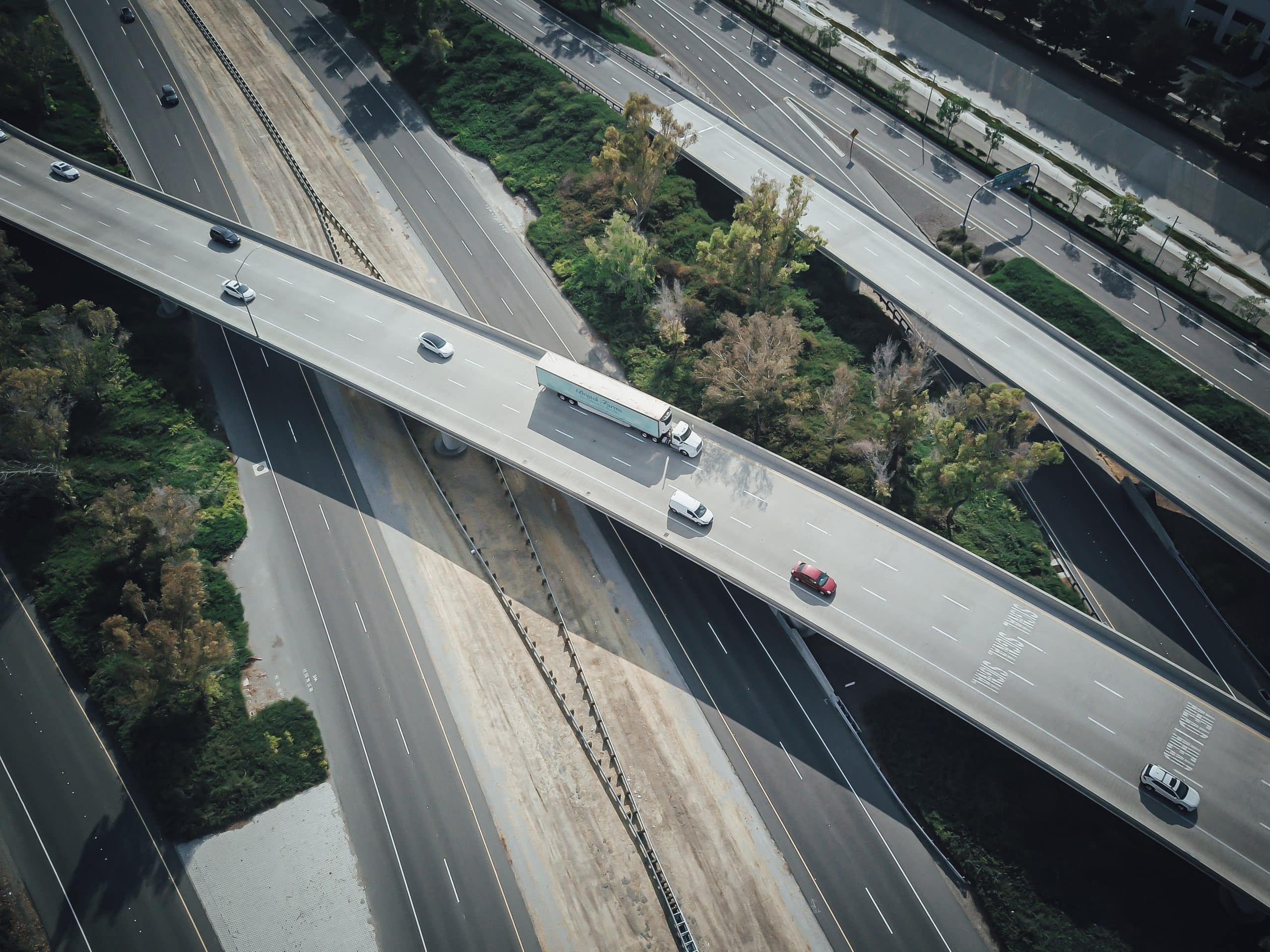 Image of a truck on a freeway represented by a proficient Louisiana truck accident lawyer